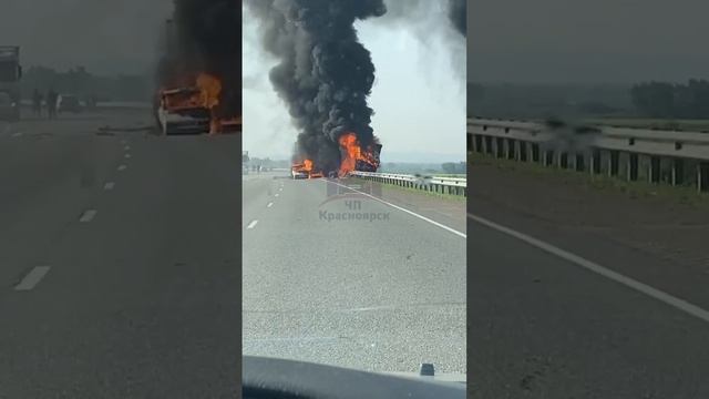 ДТП с возгоранием автомобилей на трассе в районе Путинского моста под Красноярском