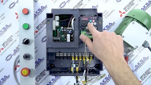 MITSUBISHI ELECTRIC E700 AC MOTOR SÜRÜCÜ DAHİLİ START VE HARİCİ POTANSİYOMETRE İLE HIZ AYARI