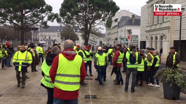 Vidéo. Châtellerault : 100 Gilets jaunes manifestent sur le marché