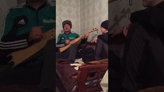 абдуахман играет на пандуре