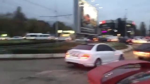 Открытый люк на дороге в Пятигорске