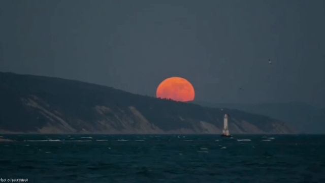 Сказочный восход луны над водами Новороссийска
