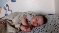 Милый малыш спит, просыпается. Выходит из режима сон. Cute baby