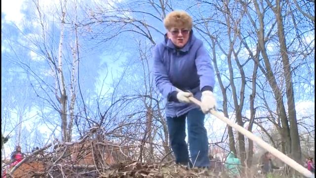 Грабли вместо микрофонов и телекамер взяли в руки журналисты Вологды
