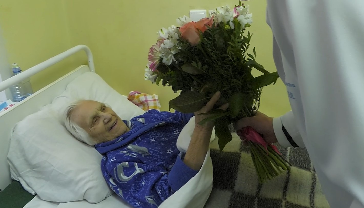 Дмитрий Азаров поздравил с праздником Победы ветерана Нину Камышеву