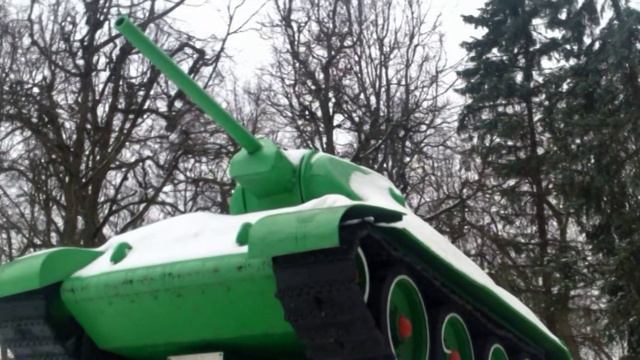 vatravel.ru Танк Т-34-76 на центральной площади Медыни (Калужская обл)