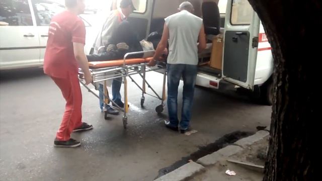 Пожилой мужчина с палочкой упал, споткнувшись о бордюр. Екатерининская/М.Арнаутская