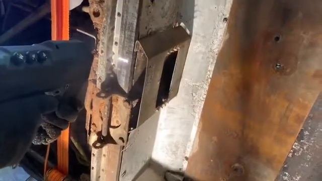 Процесс лазерной очистки коррозии при подготовке самолёта времён Второй Мировой  к реставрации
