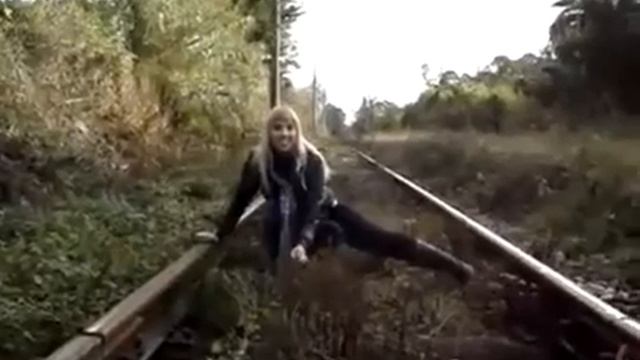 УЖАС:девушку сбивает поезд...