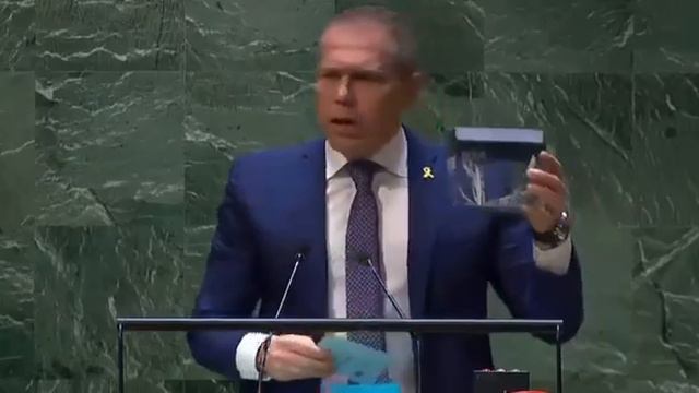 Посол израиля в ООН во время Генеральной Ассамблеи отправил Устав ООН в шредер.