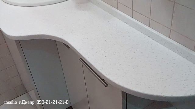 Гостевой умывальник в санузле на акриловой столешнице