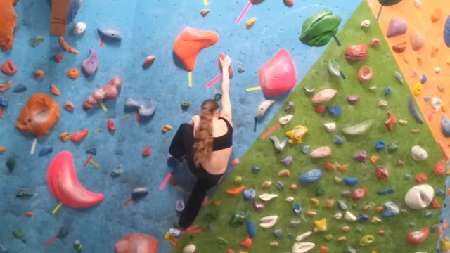 Школа скалолазания Xclimb. Дашка тестирует 5