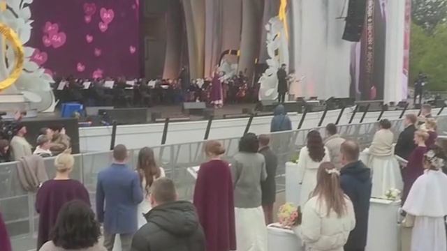 Нижегородская пара расписалась на Всероссийском свадебном фестивале в рамках выставки «Россия» 18+