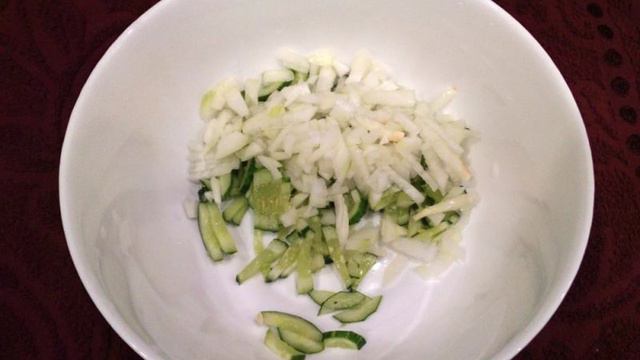 Салат с овощами ветчиной и зеленью
