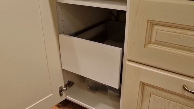 Кухня из Леруа - выдвижной ящик за дверью.