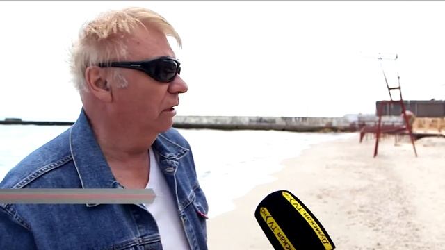 Вместо песка на пляже деревянные помосты