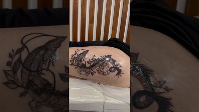 Девушка с татуировкой дракона 🔥🐉