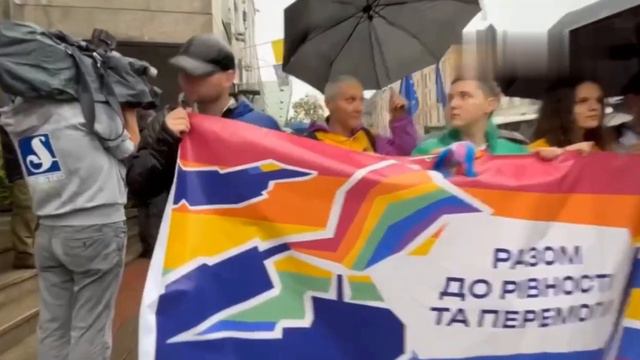 В Киеве прошел гей-парад*. Но участников быстро разогнали