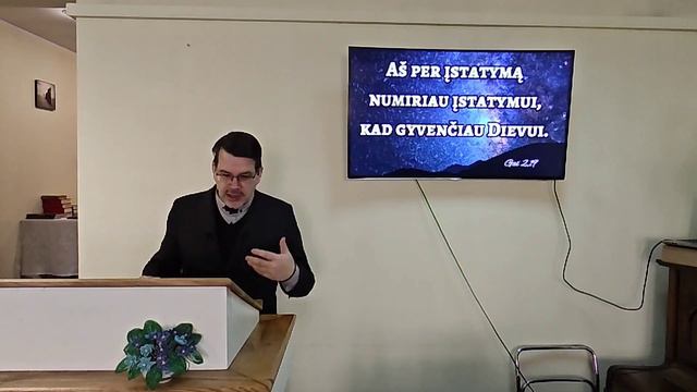 Mirti įstatymui, gyventi Dievui