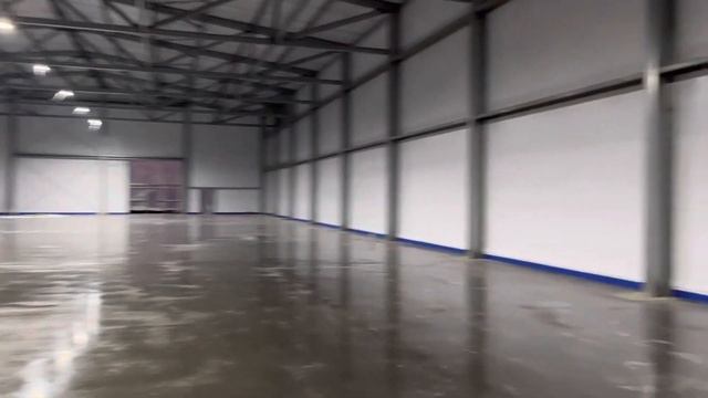 Бетонный пол с топингом на складе.