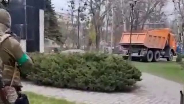 В Харькове сегодня утром снесли памятник Георгию Жукову.mp4