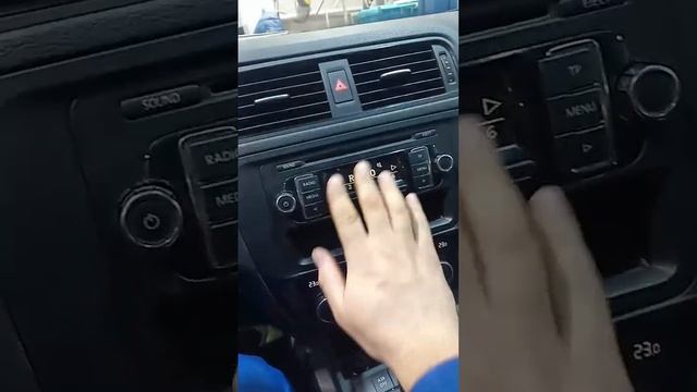 Volkswagen Jetta не включается магнитола после переполюсовки АКБ