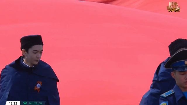 Юные кадеты проносят полотнища на Параде Победы в Уфе