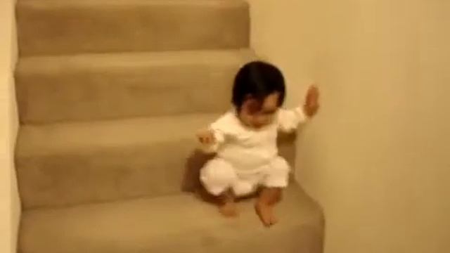 Малыш и лестница.