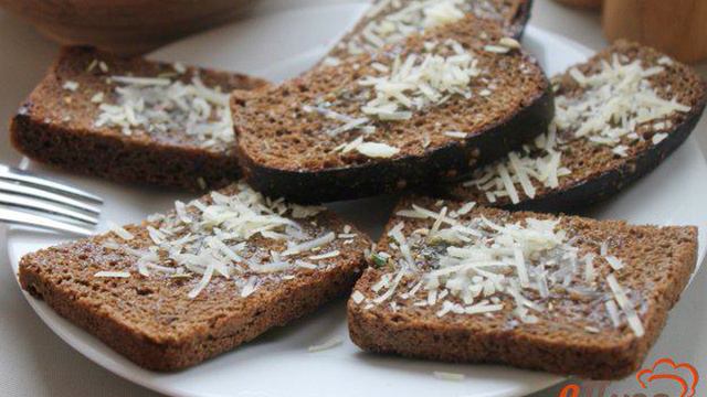 Закуска из бородинского хлеба с чесноком и сыром к первым блюдам