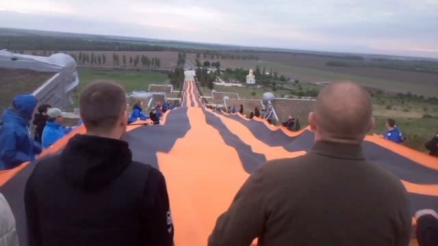 Молодежь ДНР и Белгорода развернула 300-метровую ленту на Саур-Могиле