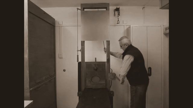GUILLOTINE-TEGEL FALLBEIL