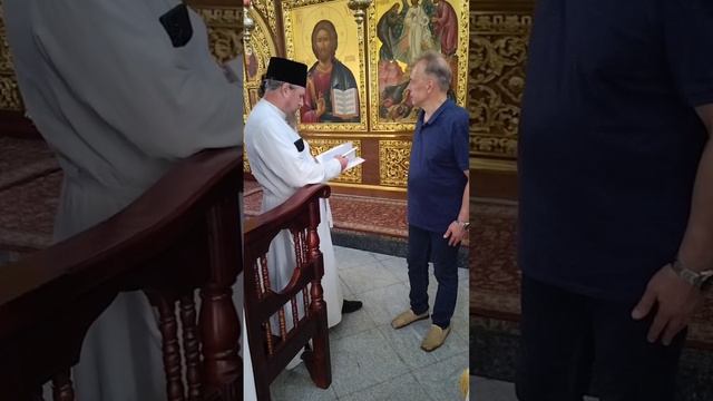 Профессор Буланов дарит книгу настоятелю Спасо-Преображенского монастыря в Муроме иеромонаху Симеону