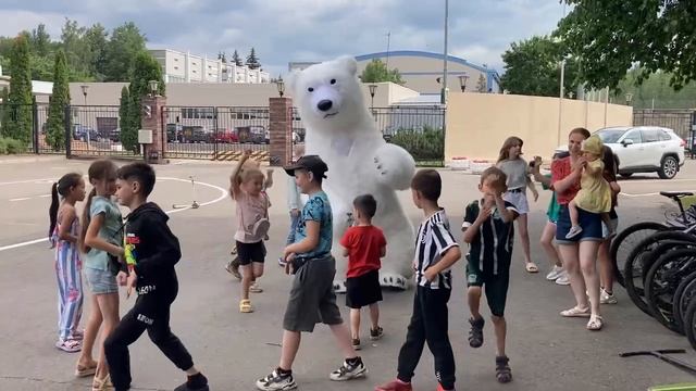 Белый Мишка приехал на поздравление и все дети его заобнимали Нахабино Зеленоград Красногорск