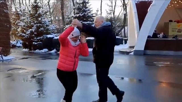 МНЕ В ПОДАРОК БУКЕТ АЛЫХ РОЗ!!