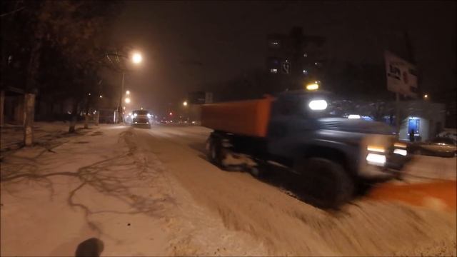 В Одессе чистят дороги от снега