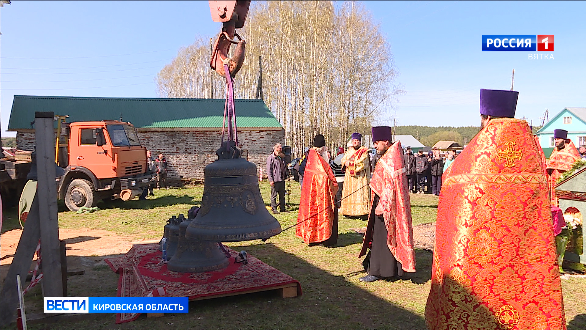 В селе Среднеивкино состоялось освящение и подъём колоколов на колокольню Троицкого храма
