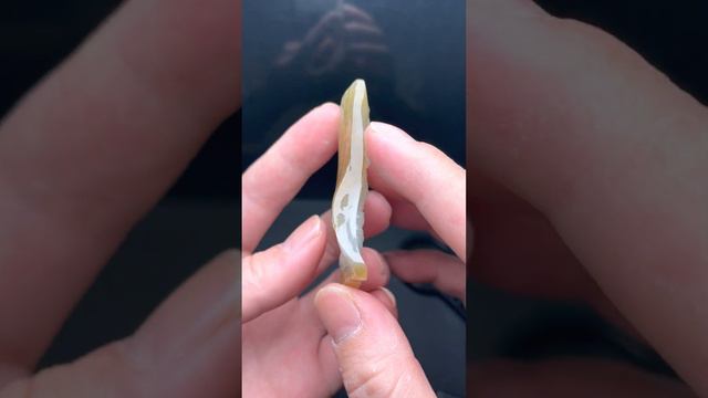 翡翠当中黄底白肉，双色的料子是雕刻师最喜欢的材料，俏色巧雕颜色的利用会效果明显，这一件《南无阿弥陀佛》就是一件设计非常不错的题材，喜欢的点点订阅，已经开始雕刻，持续关注哦！