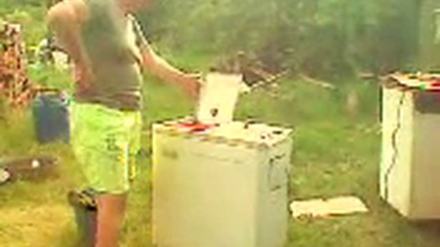 Ukraine washing machine / Стираем бельё на природе.