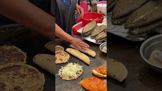 Традиционная мексиканская кухня на рынке в Мехико сити