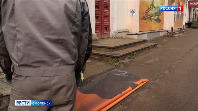 В Смоленске демонтировали незаконную рекламу с фасадов на улице Крупской