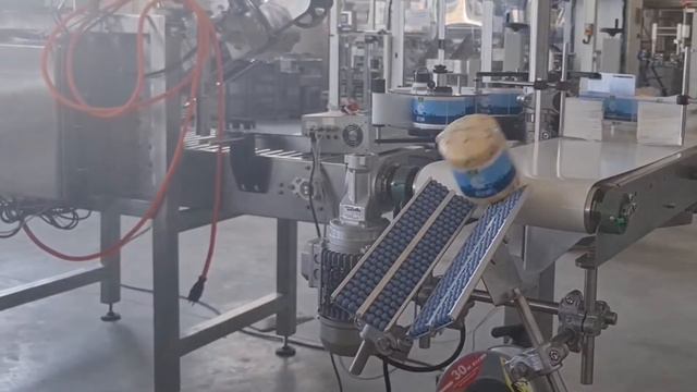 Автоматическая наклейка этикетки на сыр в форме цилиндра