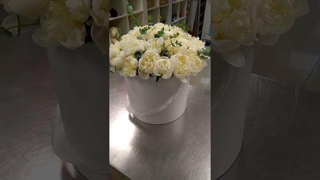 Пионы в шляпной коробке купить СПб. Мастерская Yana Flowers