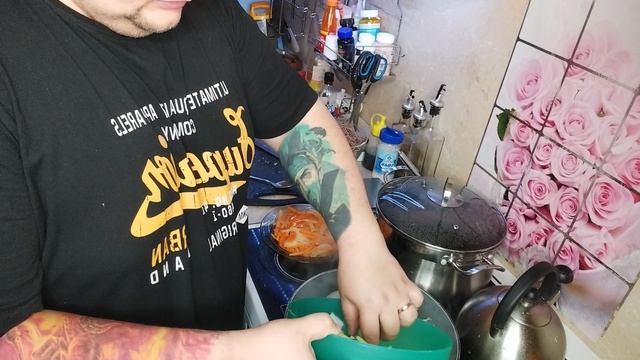 Готовим Вок с говядиной и гречневой лапшой в соусе терияки.