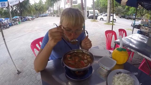 Том Ям на набережной Wongwian Bang Saen Банг Саен