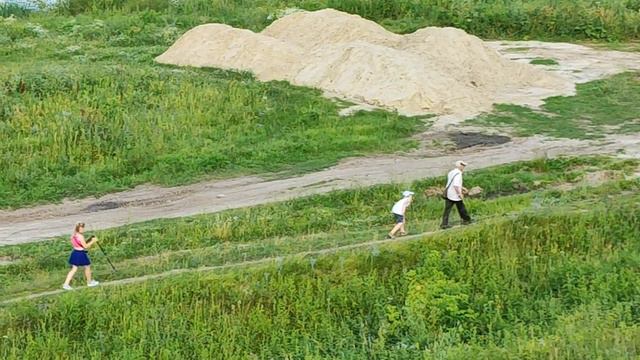 С бабушкой и дедушкой мы идём гулять