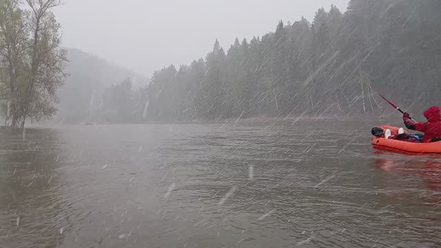 Снежный заряд на сплаве по реке Юрюзань