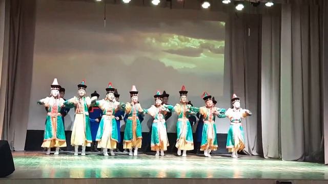 Коллектив спутник Улзы народного фольклорного ансамбля Этигэл ММУК РЦКД МАОУ АСОШ 2 7 д класс