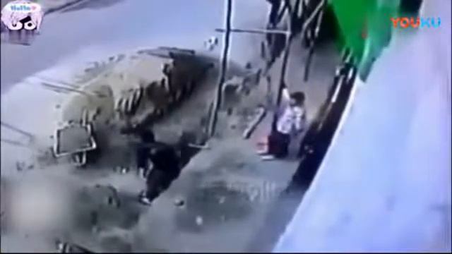 Смотреть тачка упала  рабочему на голову Смотреть Жесть