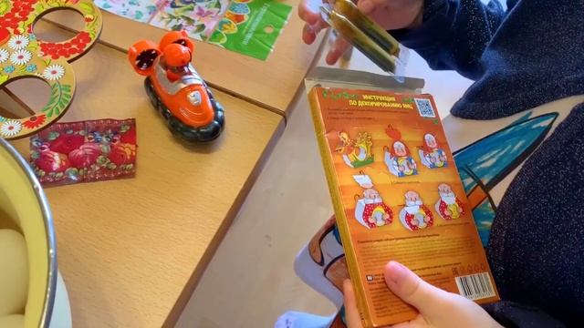 Рисуем аквагрим на лице делаем опыты и красим яйца в образе Зумы