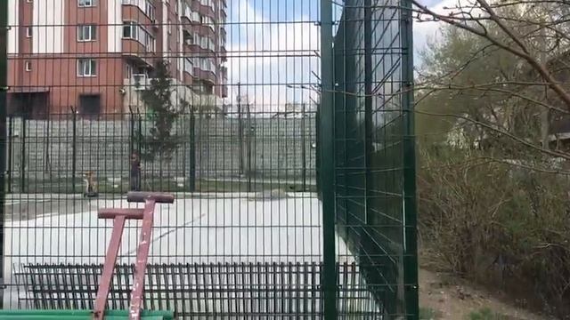 Спортивная площадка с травмобезопасным покрытием ул. Обская